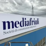 dettaglio insegna luminosa con frontale in telo tensionato