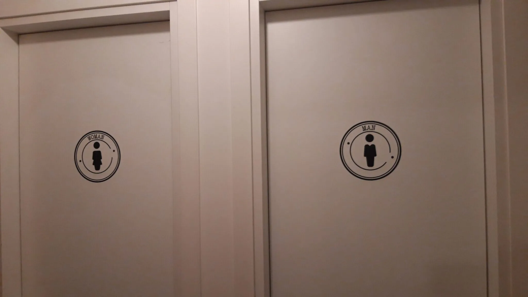 adesivi prespaziato porte bagni