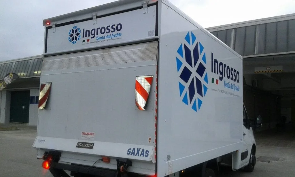 Adesivi camion - furgone personalizzato con adesivi per automezzi