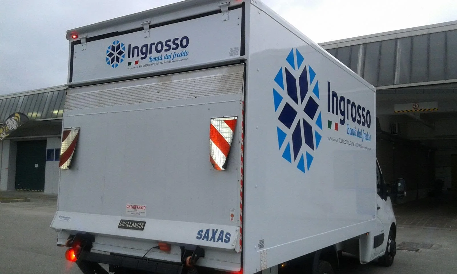 Adesivi camion - furgone personalizzato con adesivi per automezzi