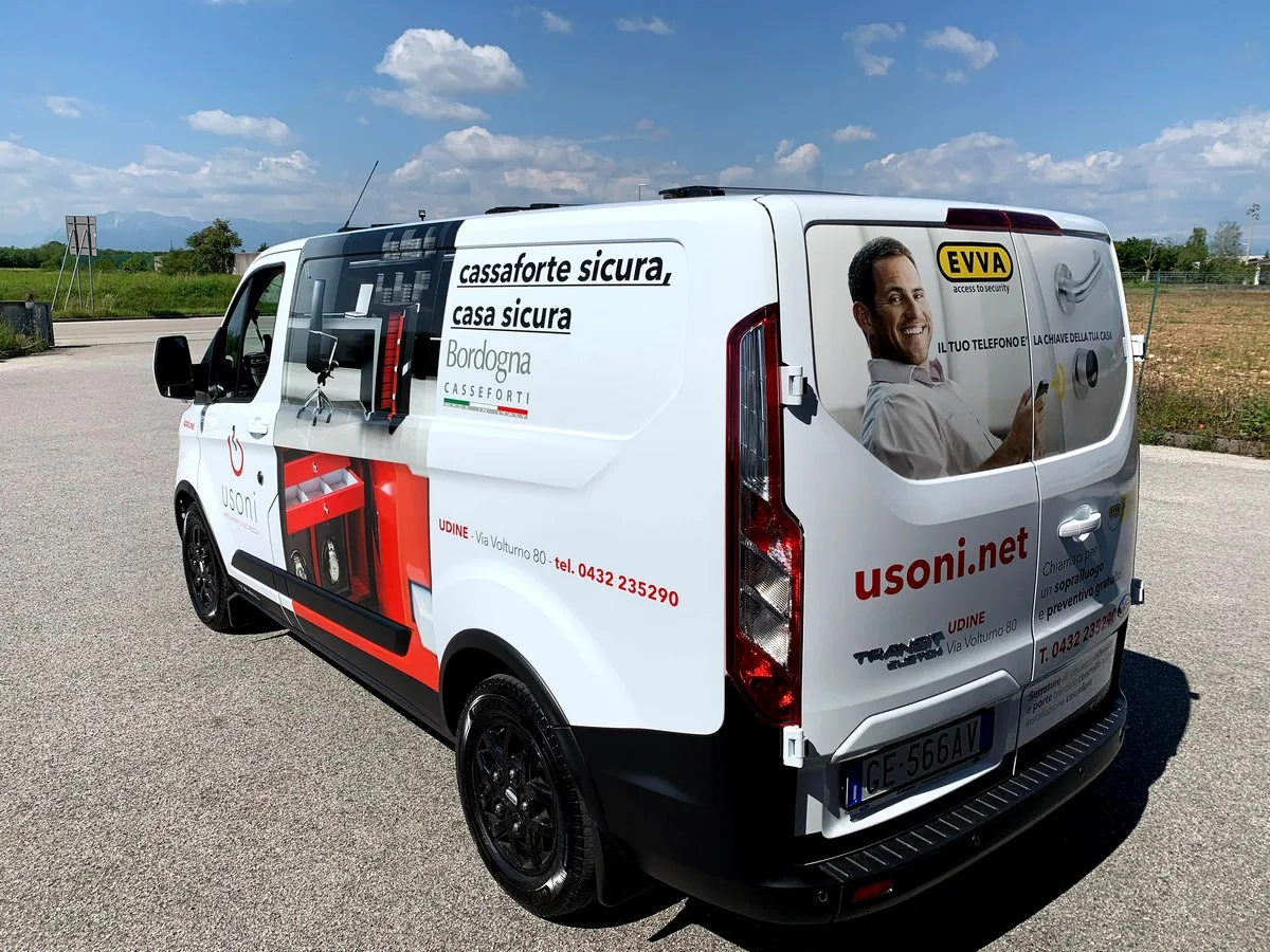POSA E STAMPA ADESIVI FURGONI UDINE