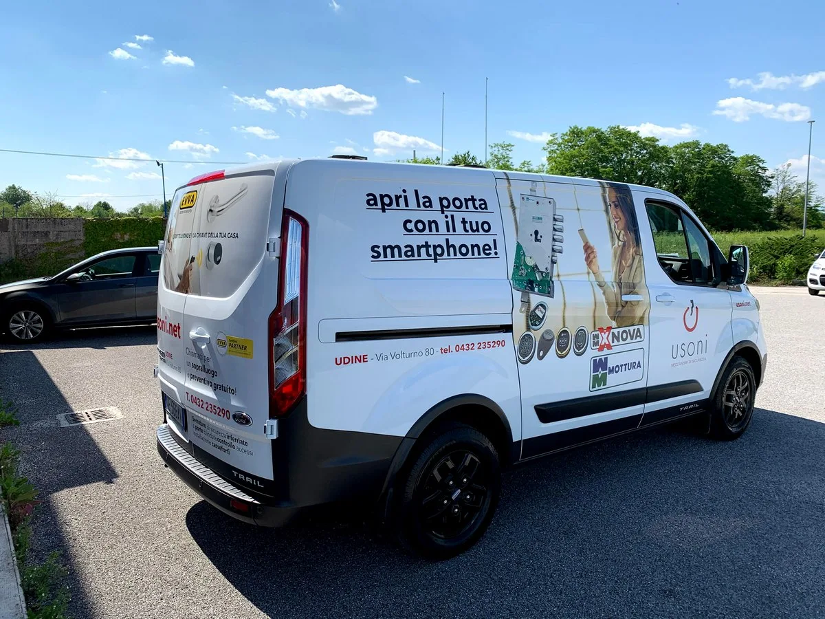 Furgone di Usoni con grafica in pellicola Avery MPI 1105 — Udine