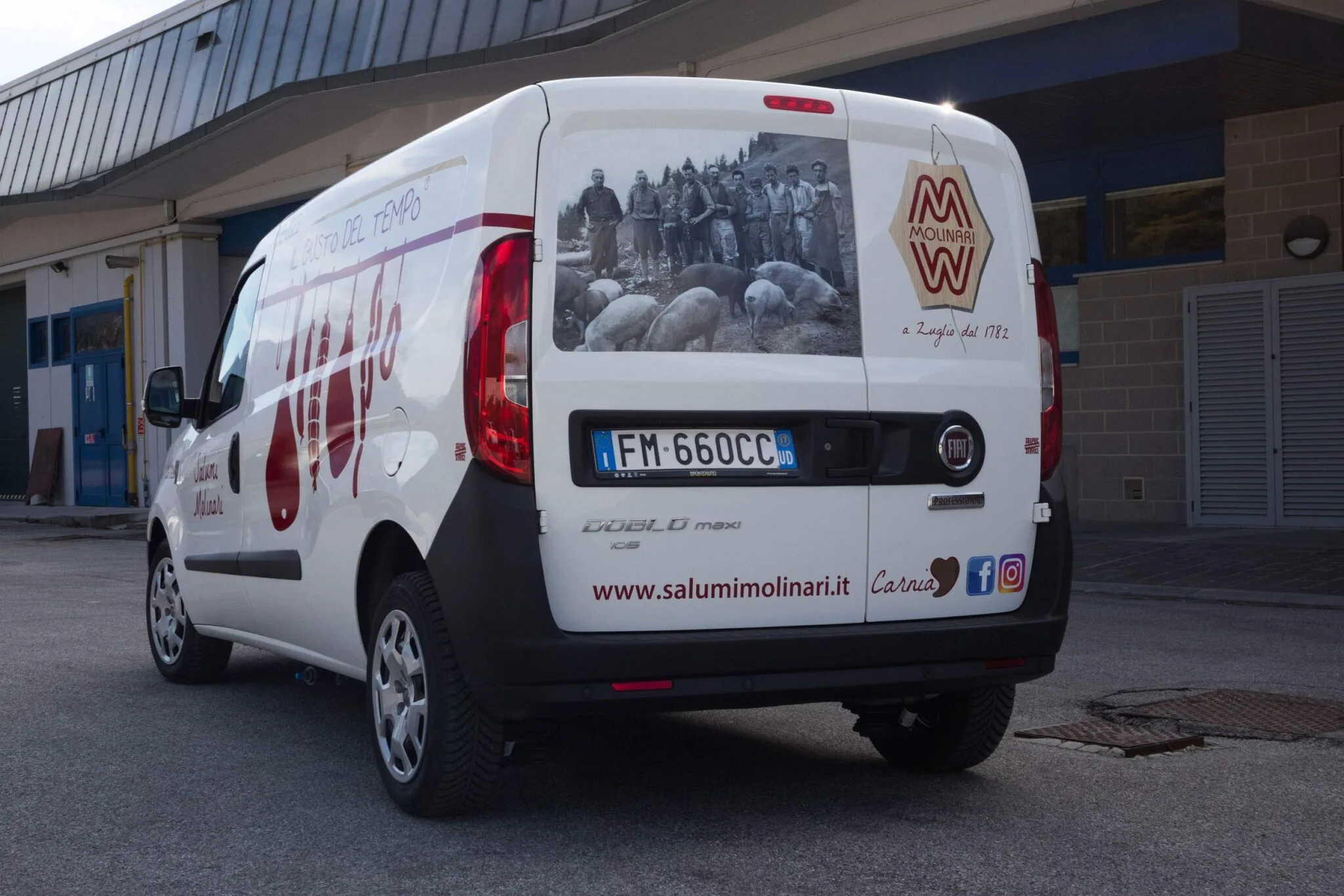 Furgone Molinari visto da dietro con foto storica sul portellone, logo e indirizzo web in pellicola cast