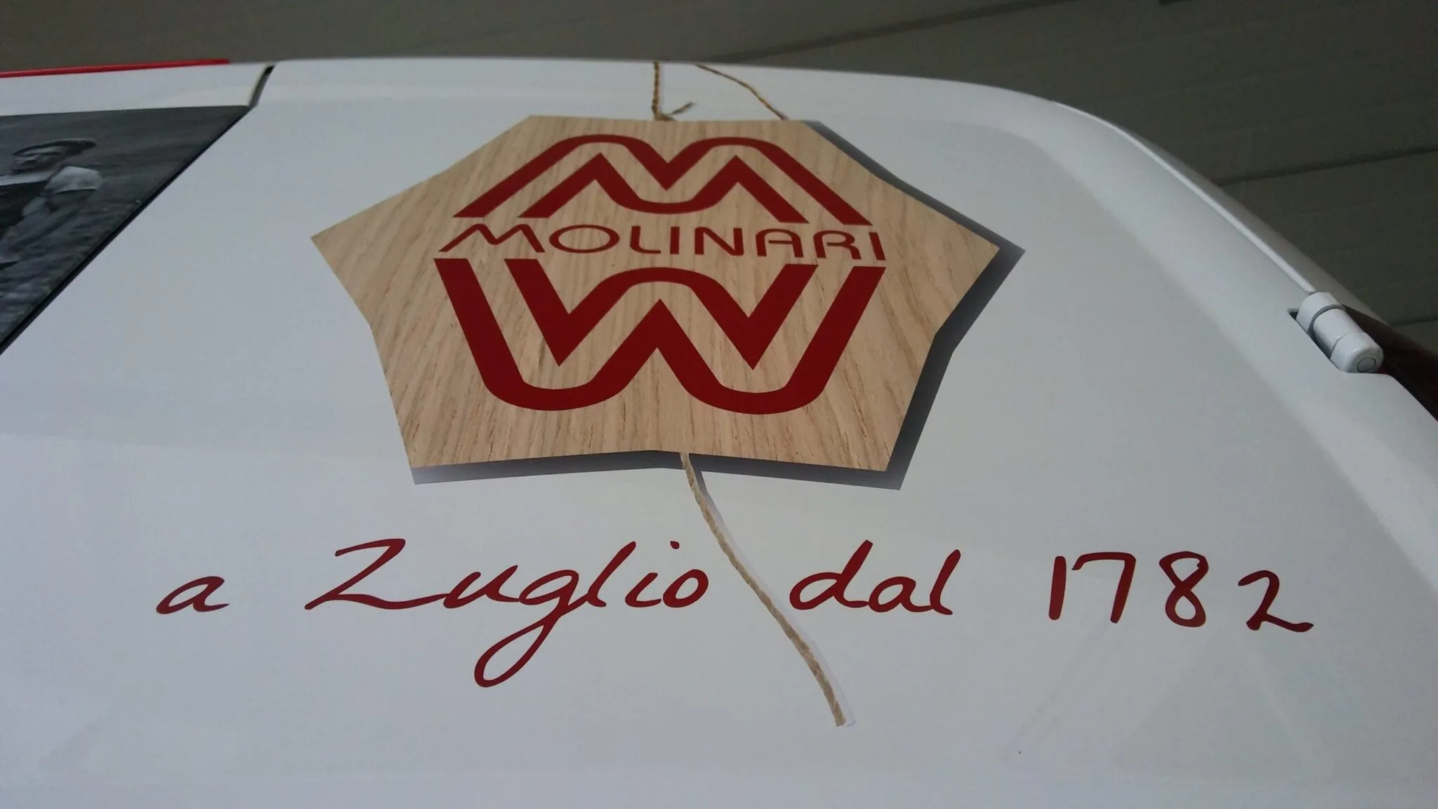 Logo Molinari con la scritta «a Zuglio dal 1782» applicata in pellicola sul cofano del furgone