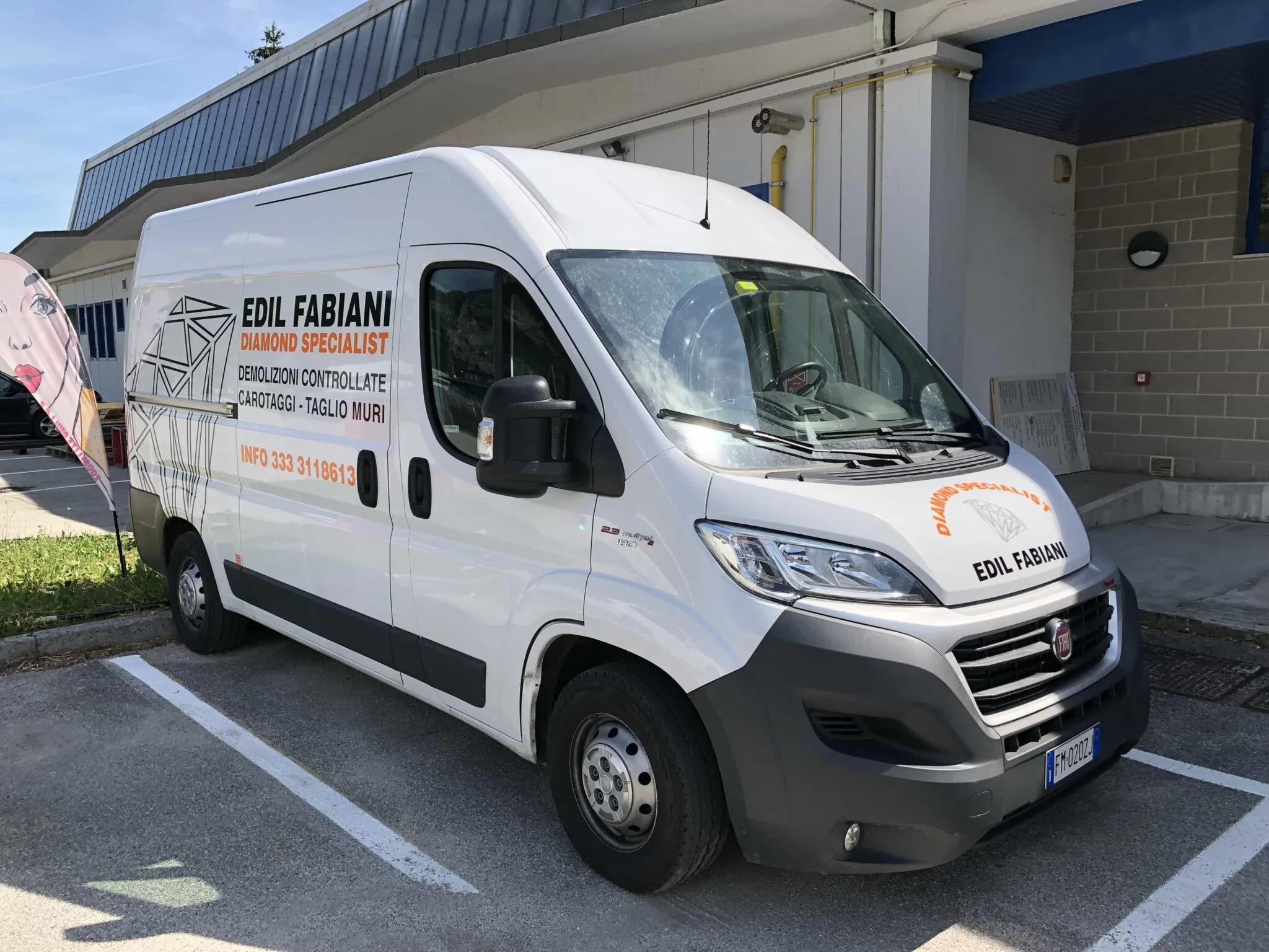 Furgone Fiat Ducato di Edil Fabiani visto davanti, con scritta sul cofano e logo a diamante sulla fiancata