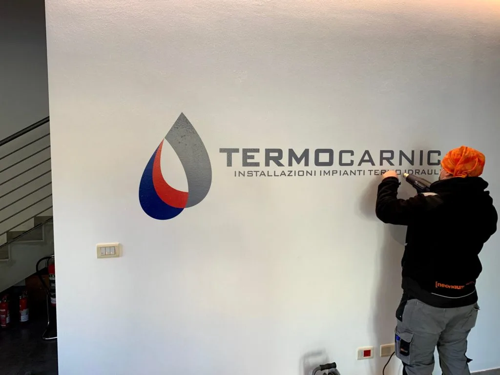 logo su parete adesivo su muro