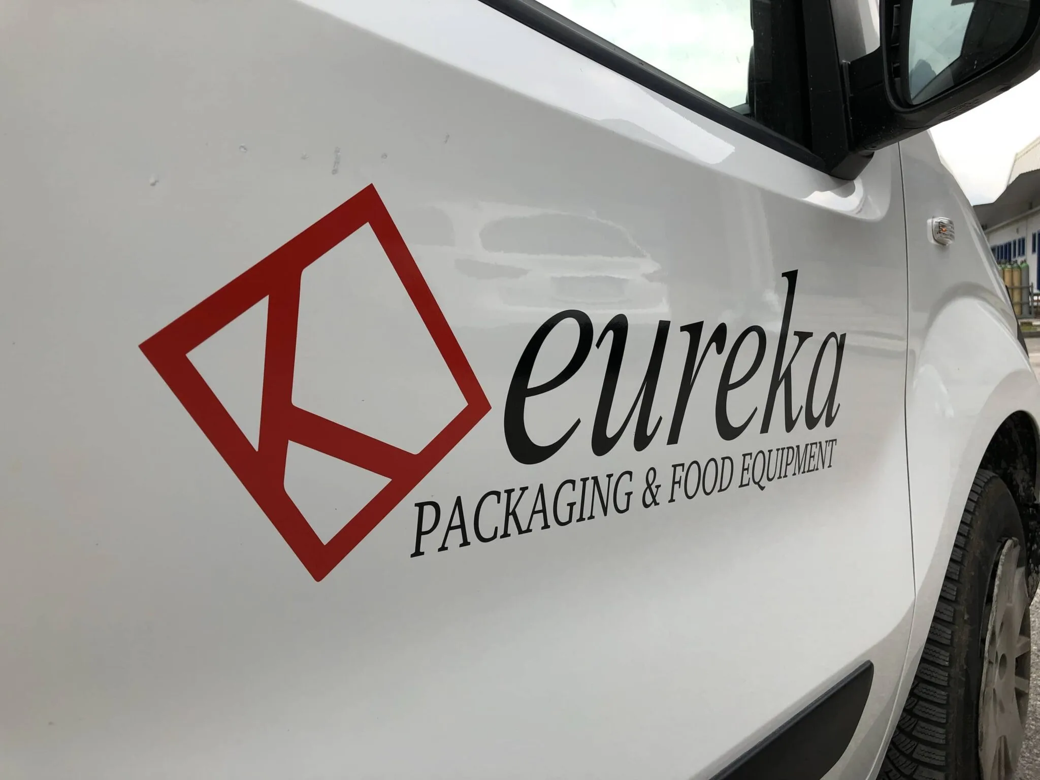 Logo Eureka Packaging & Food Equipment in adesivo sulla portiera del furgone bianco