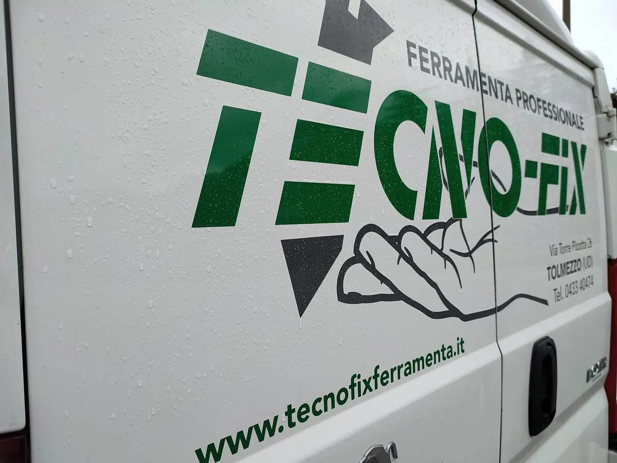 Adesivi coi loghi per la flotta della ferramenta Tecnofix — Tolmezzo