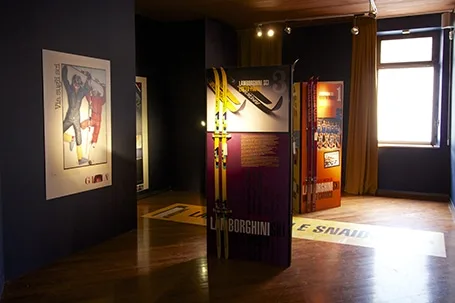 ALLESTIMENTO MOSTRA eSPOSITOREitore portasci per mostra