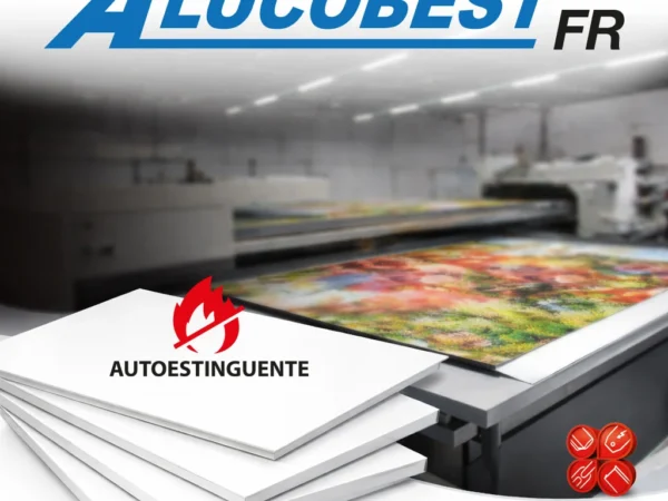 Lastre di Alucobest FR autoestinguente davanti a una stampante piana, immagine CMN Group