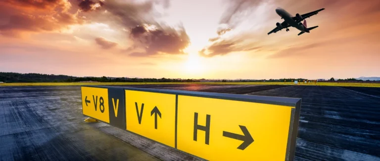 Cartello giallo luminoso sulla pista di un aeroporto, esempio d'uso delle pellicole traslucide Avery Dennison Translucent, foto Avery Dennison