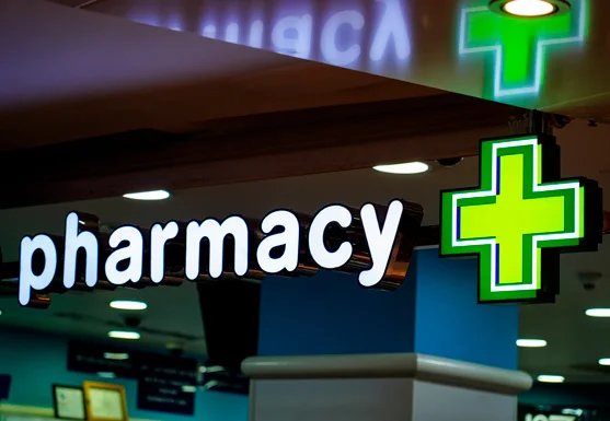 Insegna luminosa di una farmacia con croce verde, esempio d'uso delle pellicole traslucide Avery Dennison Translucent, foto Avery Dennison