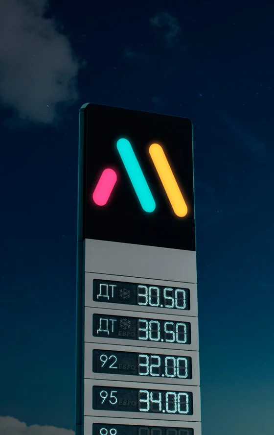 Totem luminoso di un distributore di carburante di notte, esempio d'uso delle pellicole traslucide Avery Dennison Translucent, foto Avery Dennison