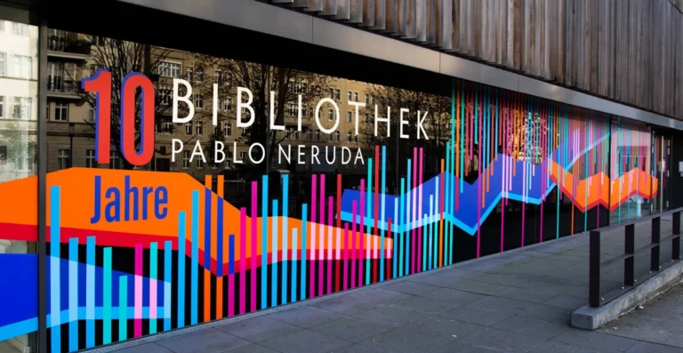 Vetrata della biblioteca Pablo Neruda di Berlino decorata con pellicole Avery Dennison 700 Premium Film, foto Avery Dennison