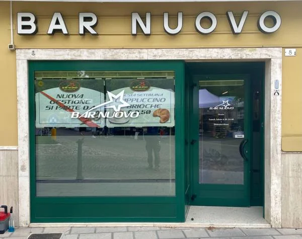Vetrina del Bar Nuovo a Feletto Umberto con logo e scritte intagliati in Avery 700 bianco