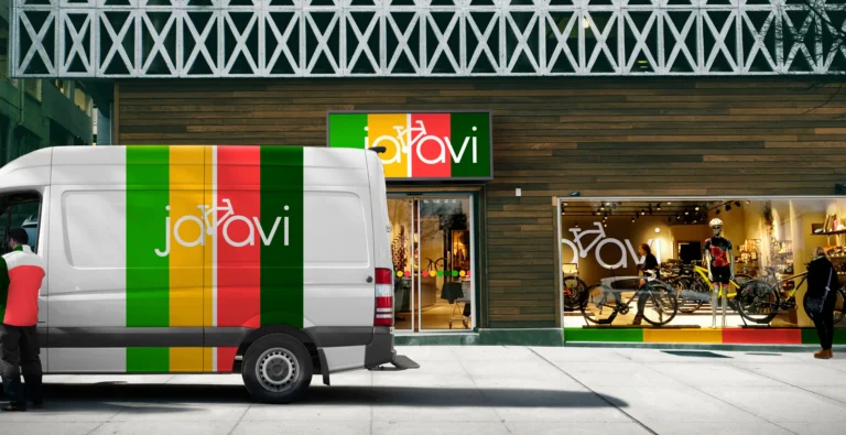 Furgone decorato a strisce colorate con pellicola Avery Dennison 800 Premium Cast, davanti a un negozio, foto Avery Dennison