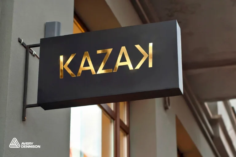 Insegna a bandiera nera con le lettere KAZAK in pellicola Avery Metallized Vinyl oro a specchio, foto Avery Dennison