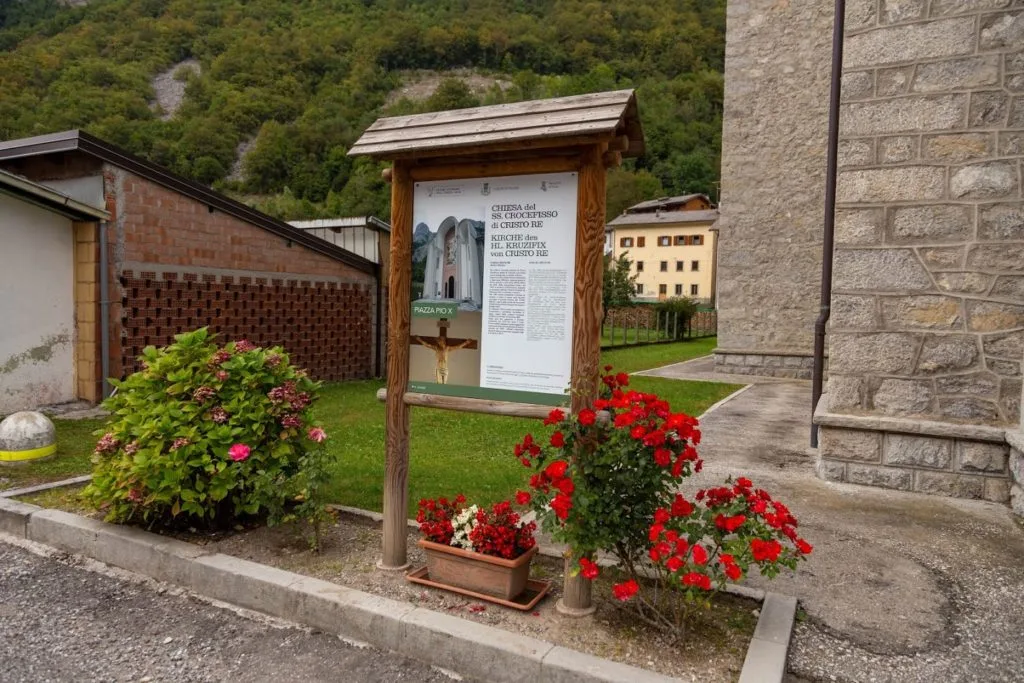 bacheca in legno con pannello informativo personalizzato