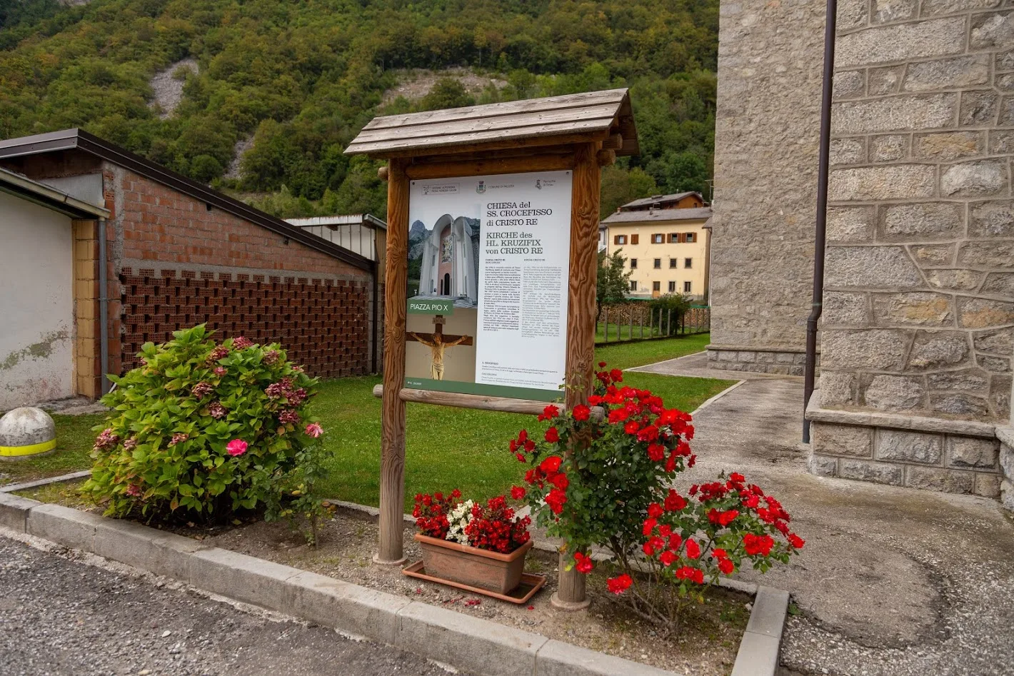 bacheca in legno con pannello informativo personalizzato