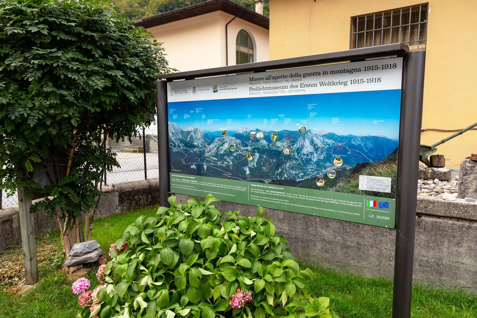 Bacheca autoportante del Museo all'aperto della guerra in montagna 1915-1918 a Timau, con panorama delle Alpi