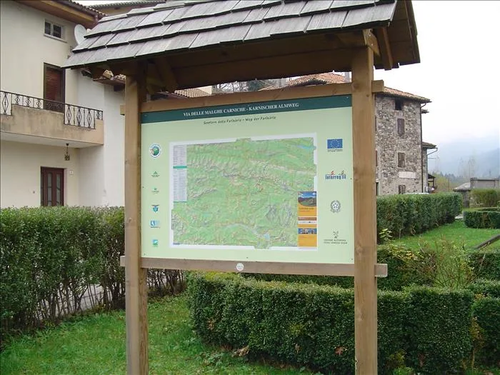 cartello turistico in legno