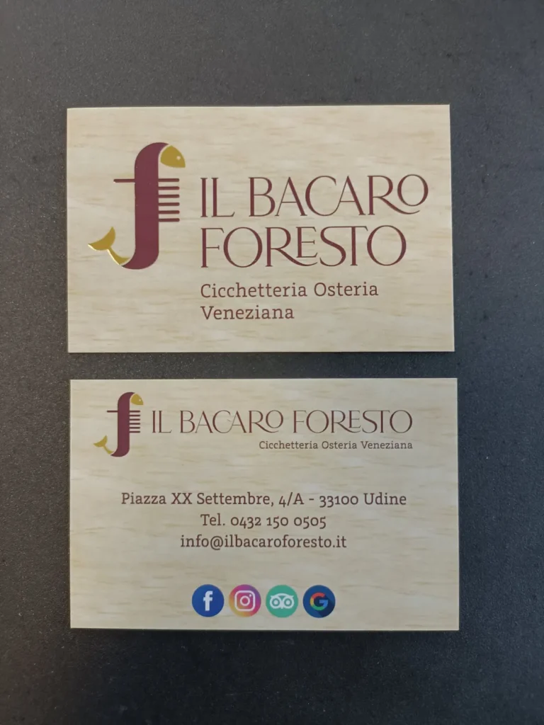 Fronte e retro del biglietto da visita del Bacaro Foresto di Udine: logo bordeaux col pesce sul fronte, indirizzo e social sul retro
