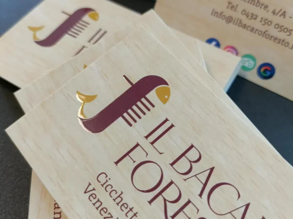 Il logo del Bacaro Foresto in vernice lucida in rilievo sul fronte del biglietto da visita