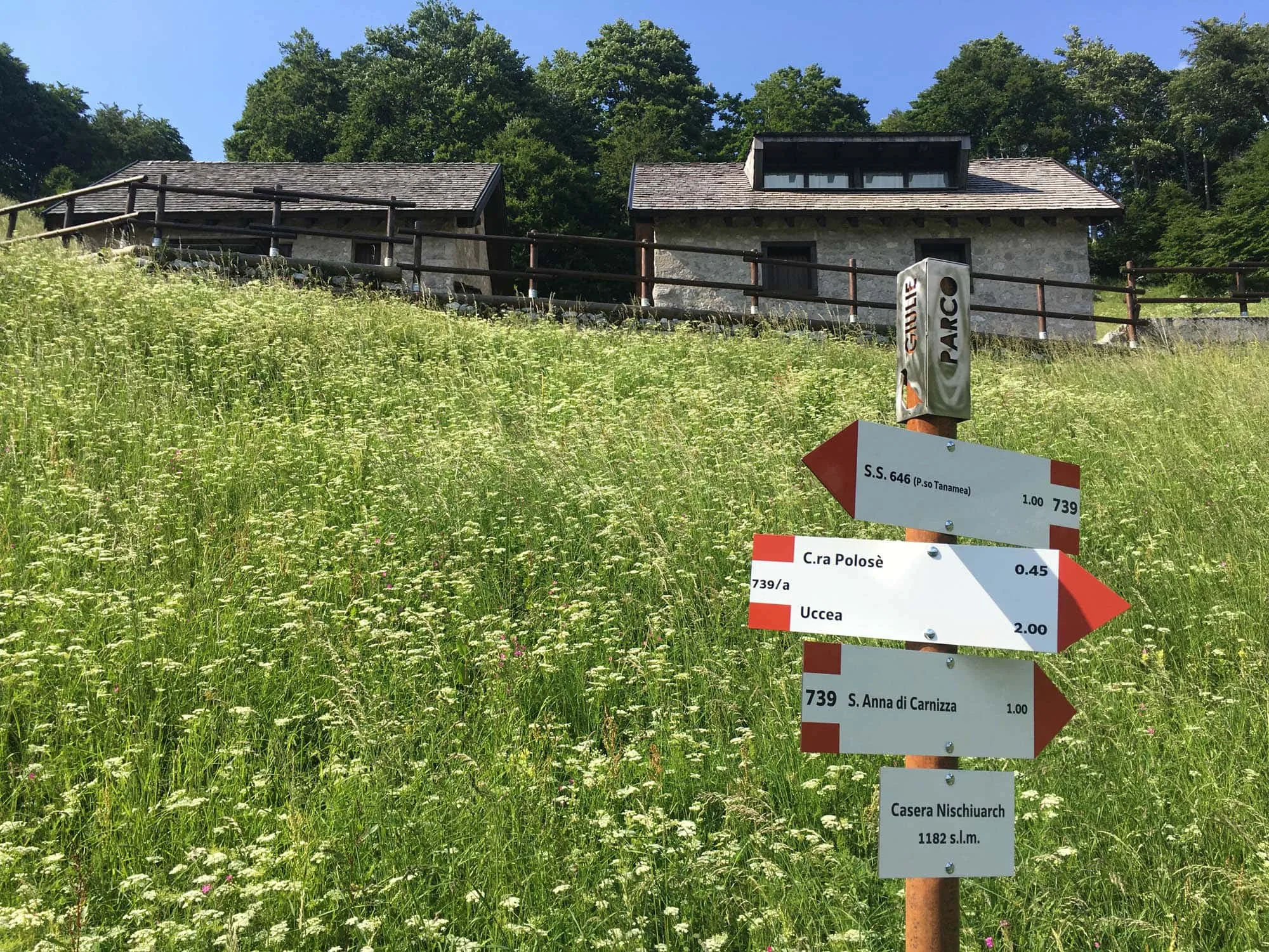 cartelli freccia per montagna