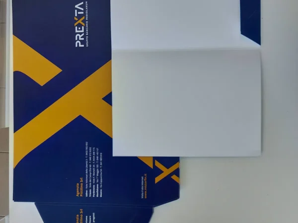 Cartellina Prexta aperta vista dall'alto, con l'interno bianco e il lembo a tasca