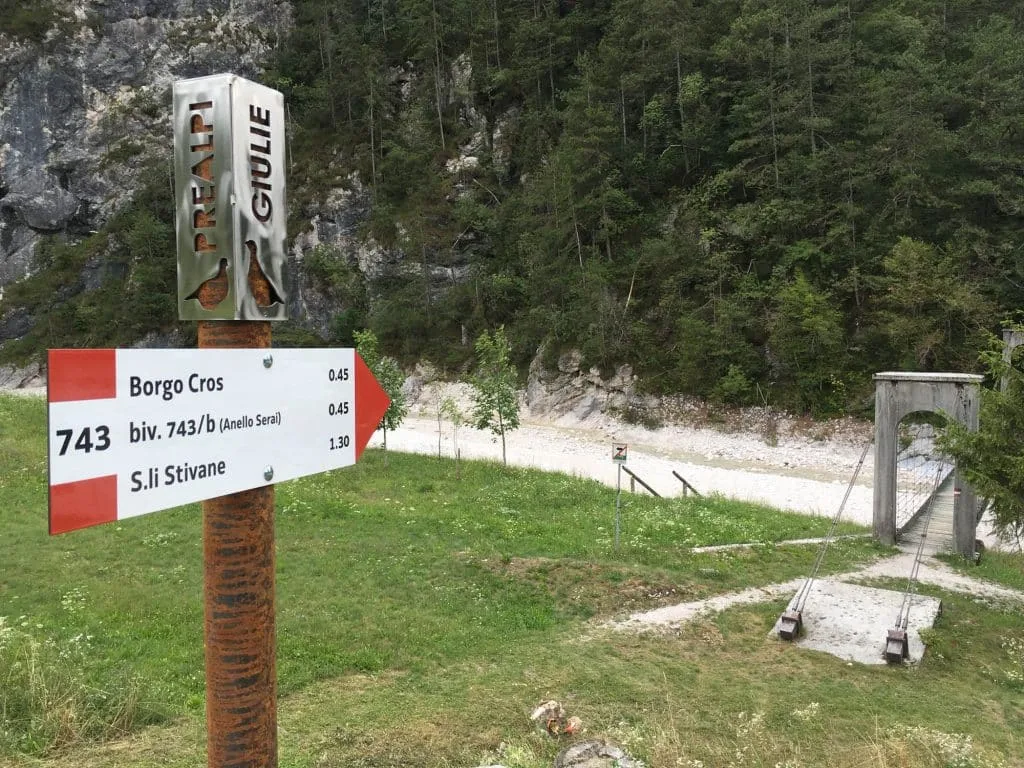 cartello segnavia con palo