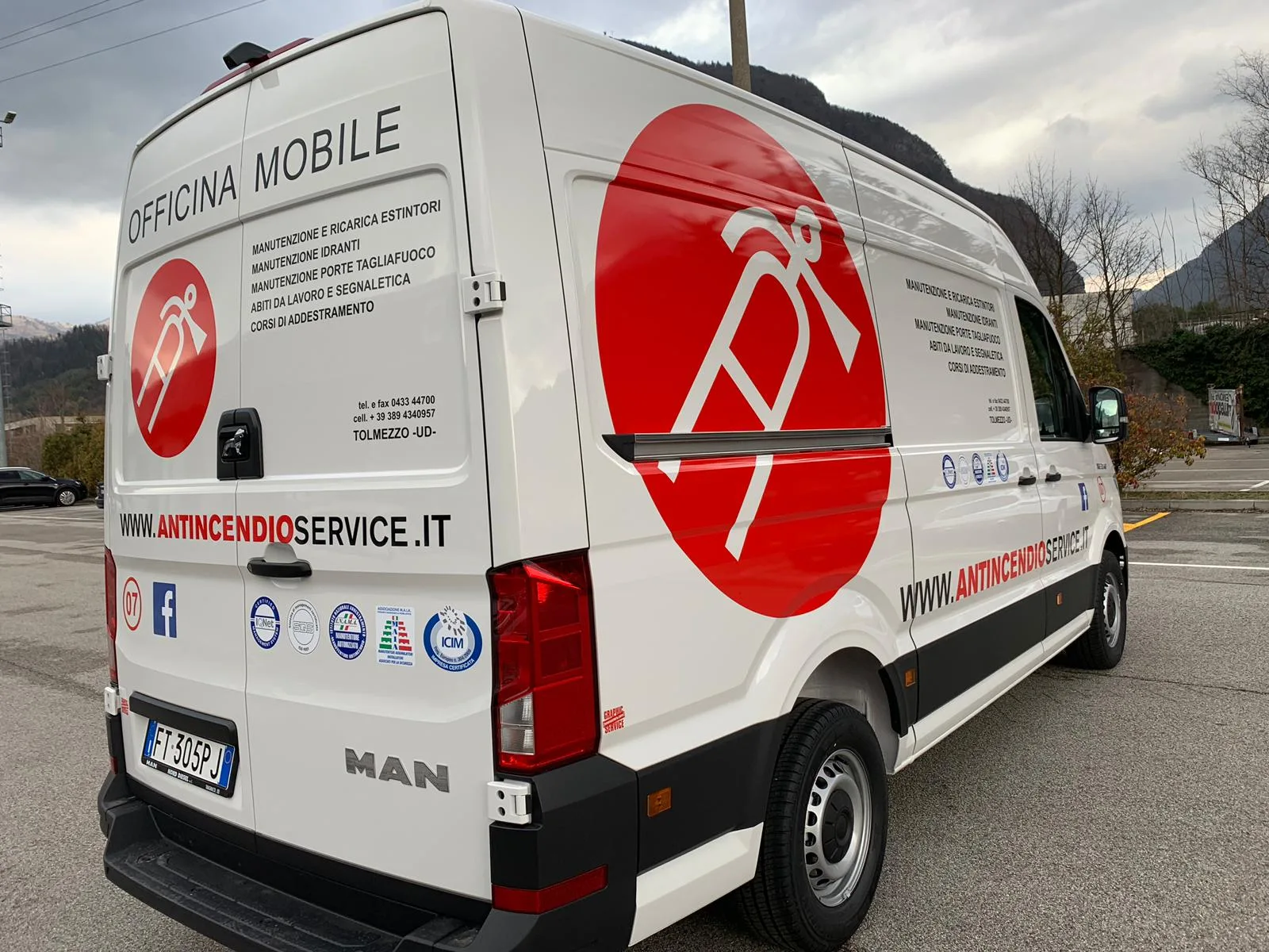 Retro del furgone Antincendio Service con scritta Officina Mobile, grande cerchio rosso e loghi certificazioni
