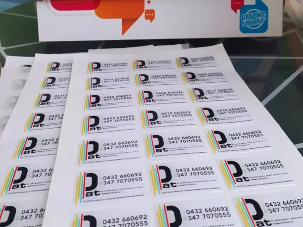 Fogli di etichette resinate PAT appoggiati sul banco, in fila