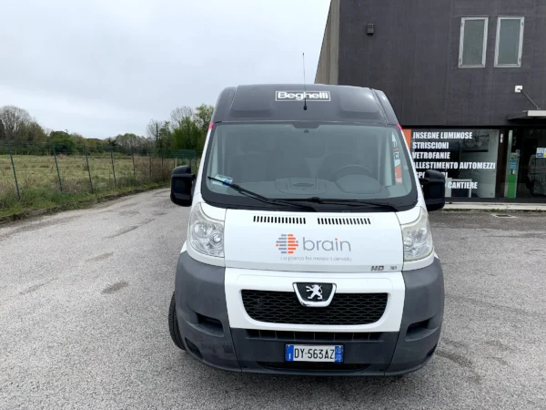 Frontale del furgone con il logo Brain sul cofano e la scritta Beghelli sopra il parabrezza