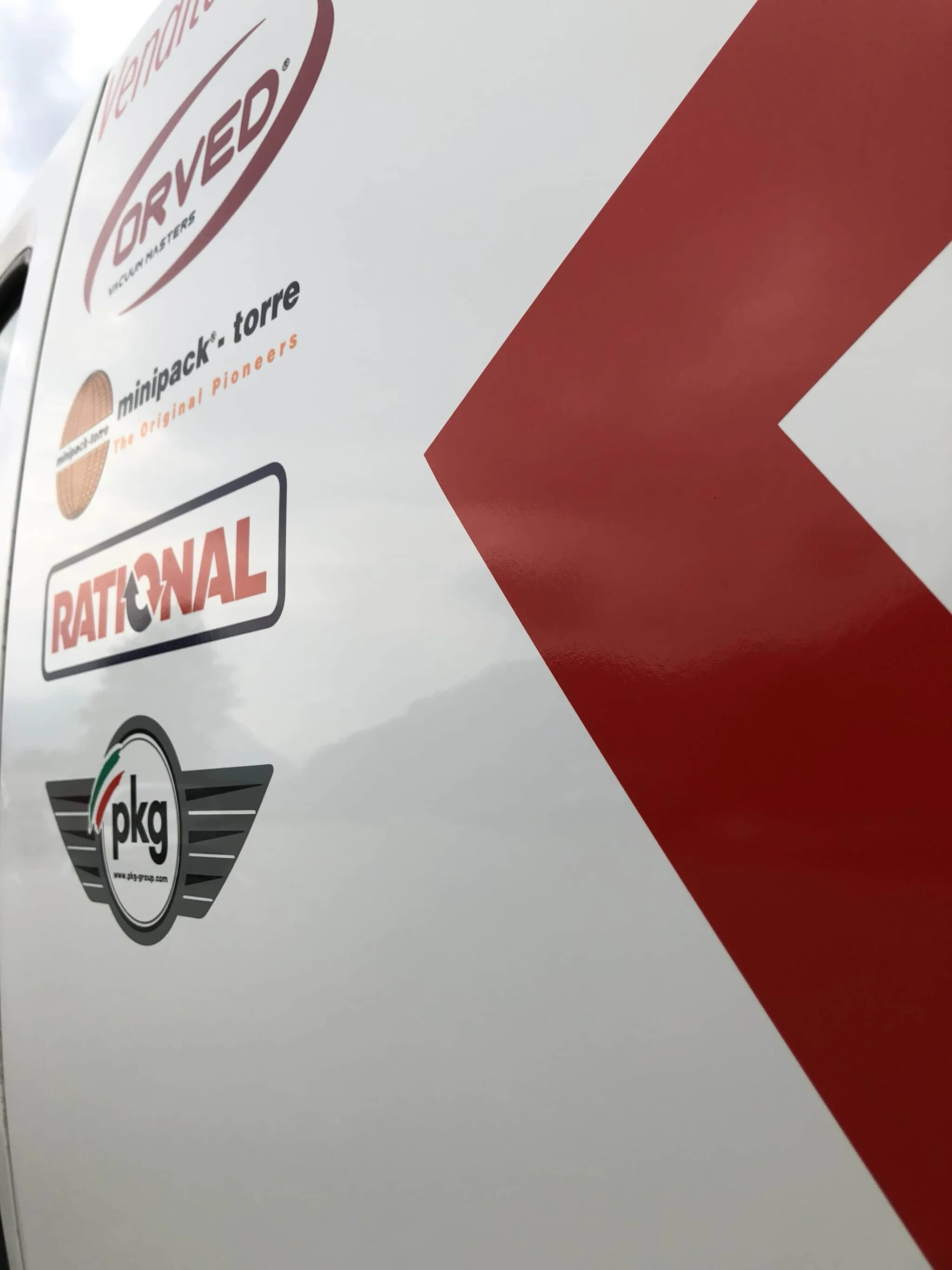 Dettaglio della pellicola cast: loghi Orved, Minipack-Torre, Rational e pkg accanto alla grafica rossa