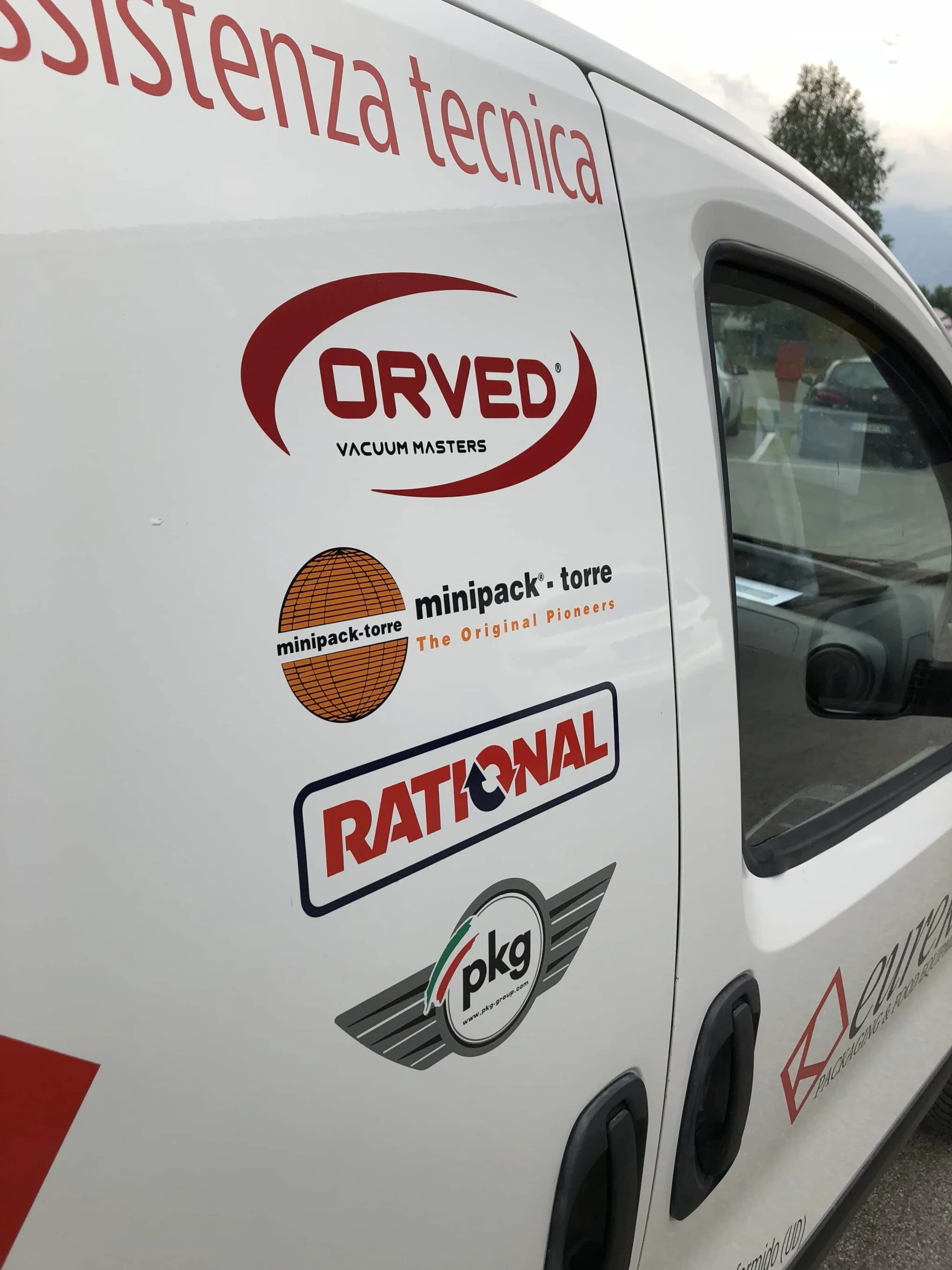 adesivi con logi marchi distribuiti