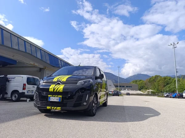 Frontale del furgone Ruotemania con il battistrada giallo adesivo sul cofano