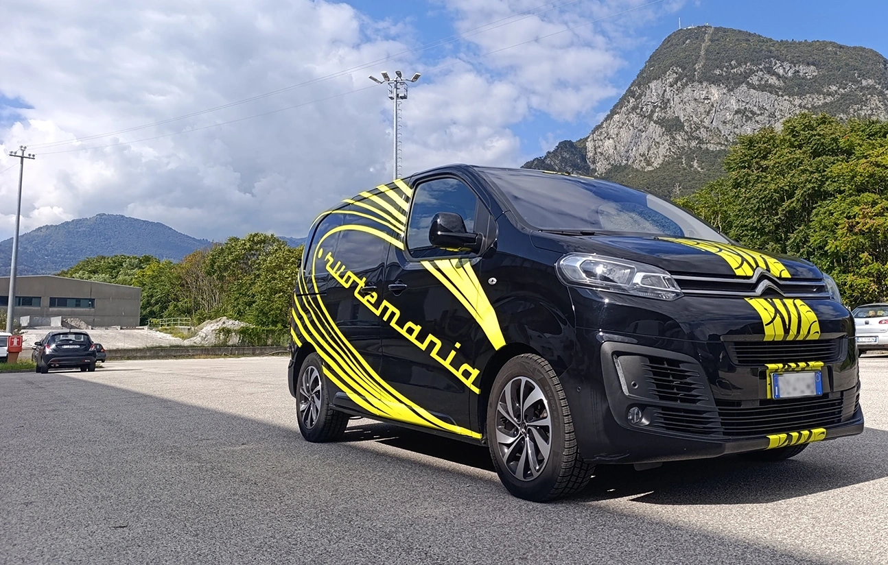 Furgone decorato con adesivi e wrapping realizzato da neonaurora in Friuli