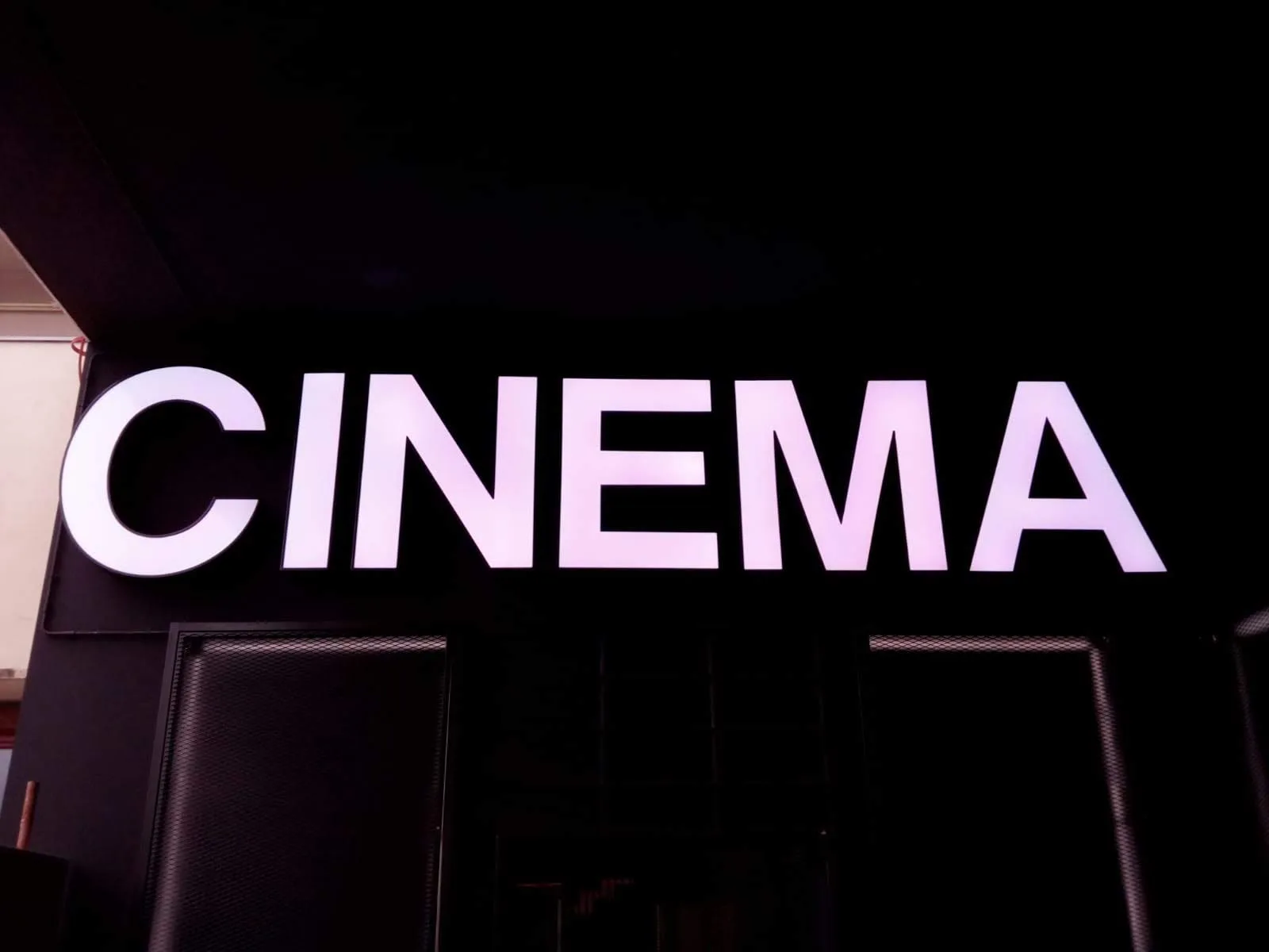 Insegna a LED RGB per il Cinema Visionario — Udine