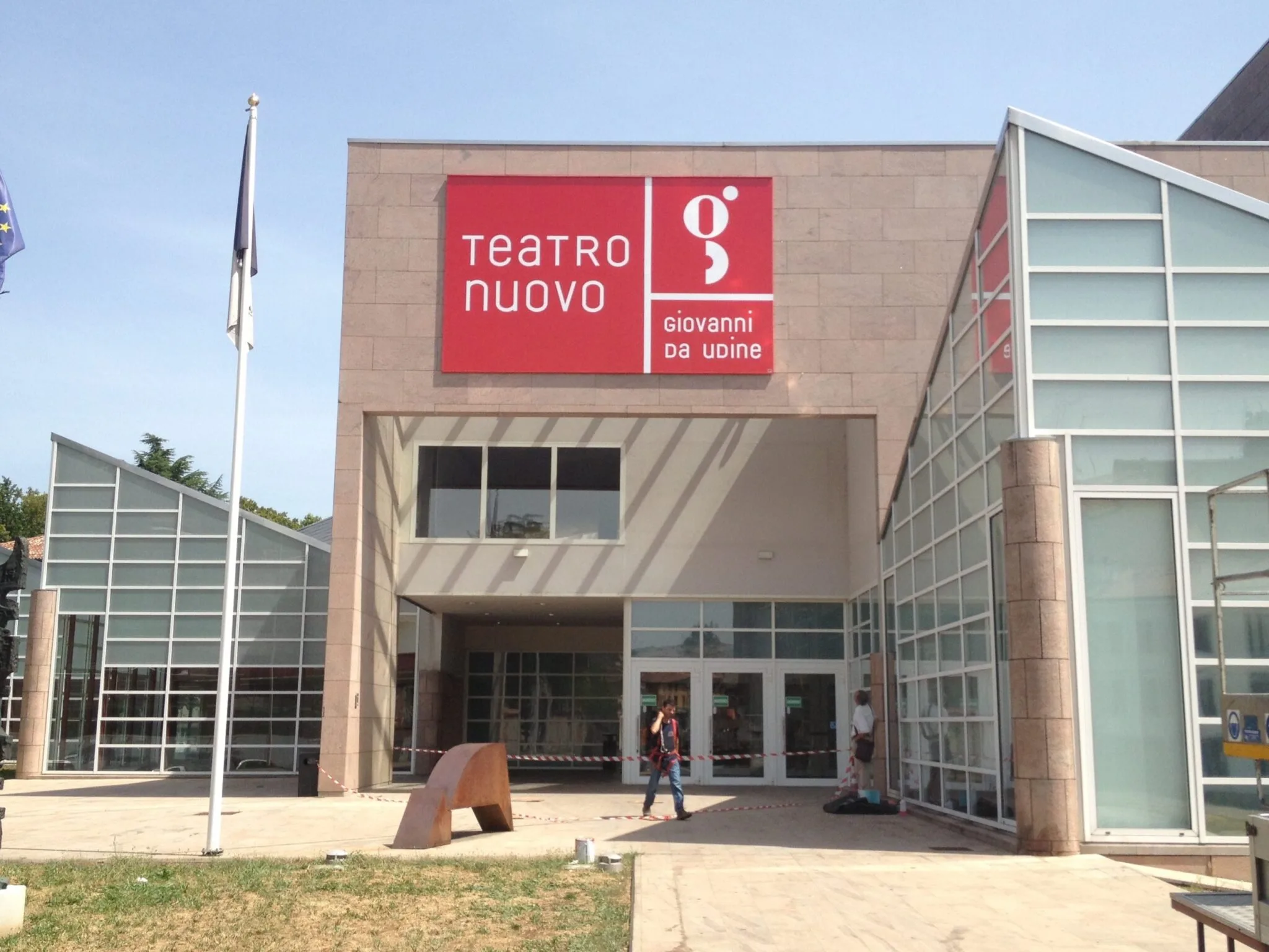 Insegna a pannello per il Teatro Giovanni da Udine