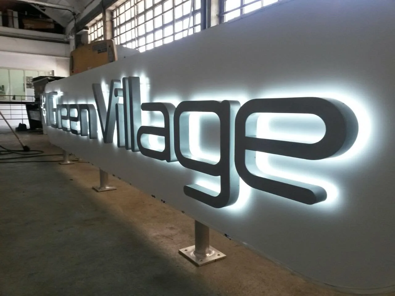 Insegna a lettere singole in acciaio inox satinato retroilluminata, realizzata da neonaurora