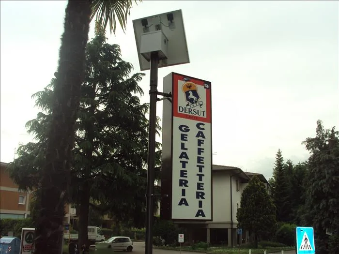 Insegna a cassonetto retroilluminata a LED e alimentata da pannello solare