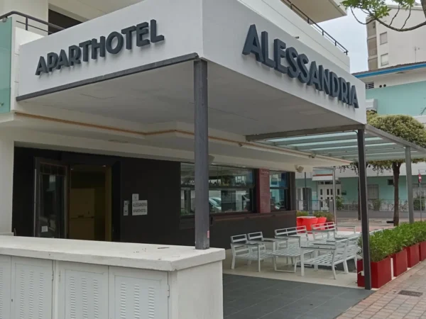 Insegna a lettere singole "Aparthotel Alessandra" sulla pensilina d'ingresso della struttura