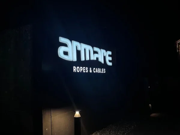 Il muro dell ingresso di Armare di notte, con la scritta armare ropes and cables illuminata