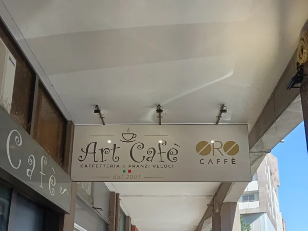 L'insegna di Art Caf&egrave; vista dall'altra parte del portico, a Pordenone