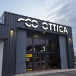 Insegna Comelstile a lettere singole a luce diretta sul capannone di Buja, al tramonto