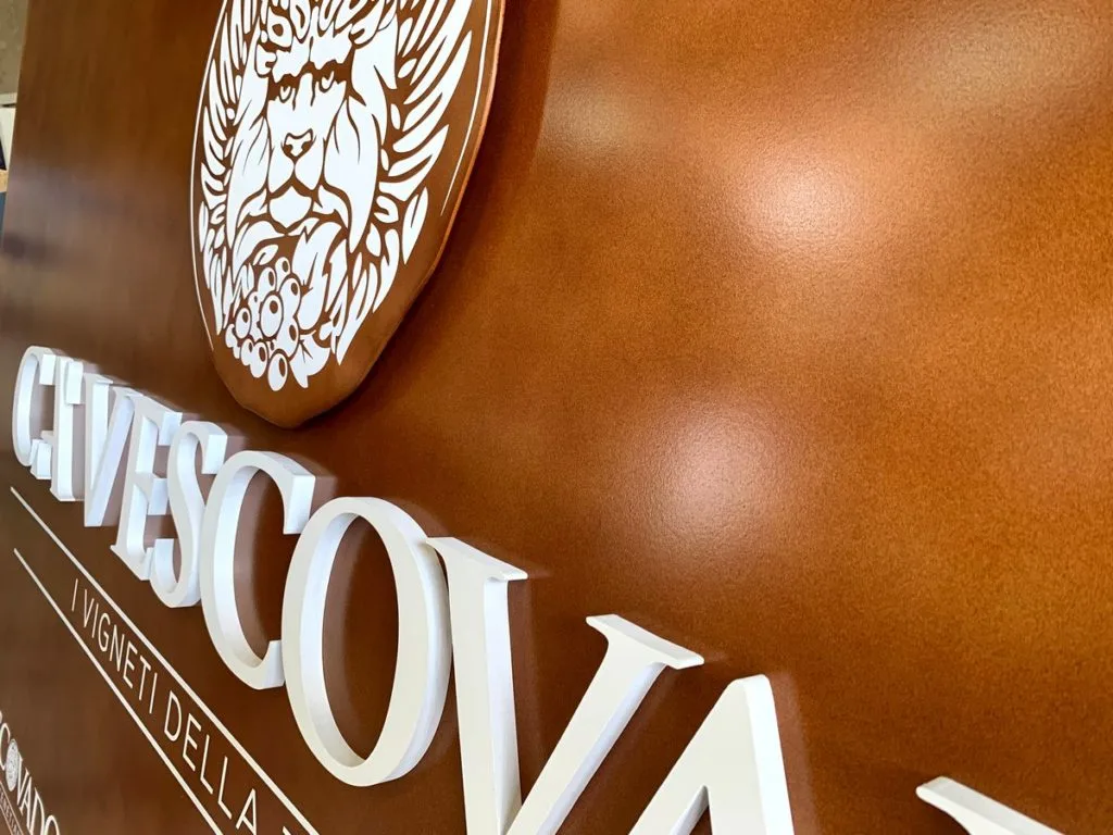 bacheca da esterno, cartelli pubblicitari