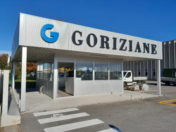 Insegna Goriziane a lettere scatolate in alluminio sulla pensilina della portineria a Villesse, logo G blu e scritta nera