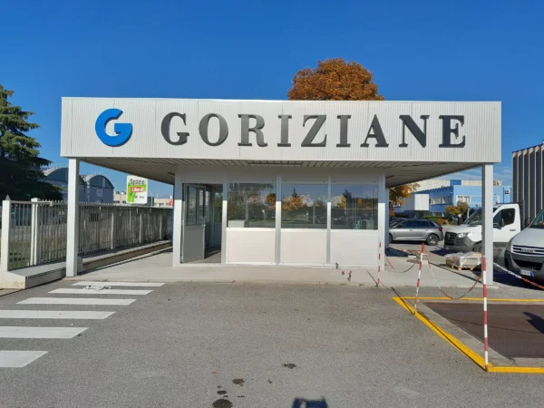 La portineria di Goriziane a Villesse vista di fronte, con le lettere scatolate GORIZIANE alte 71 cm