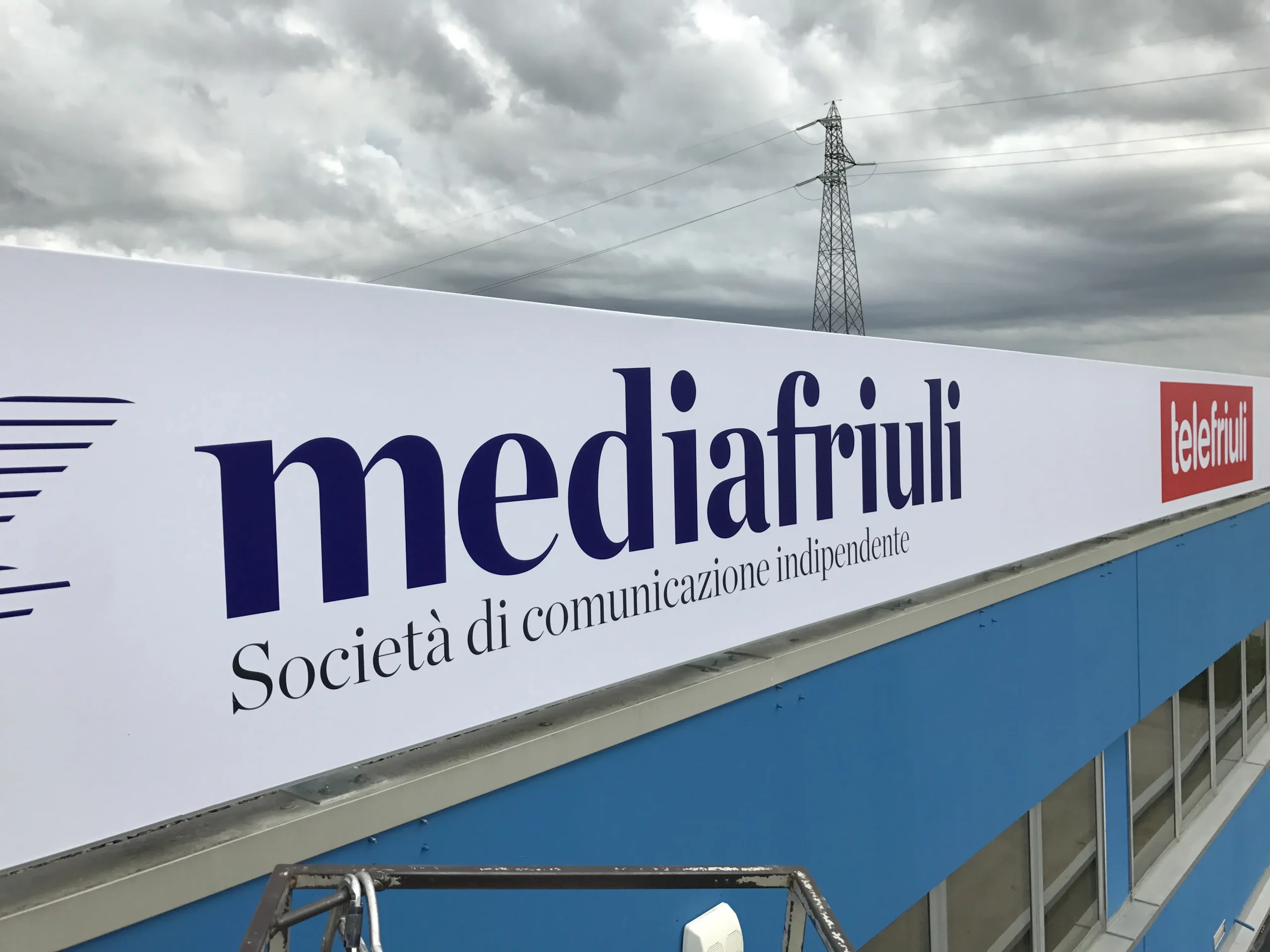 dettaglio-grafica-translucent-su-cassonetto-luminoso Udine