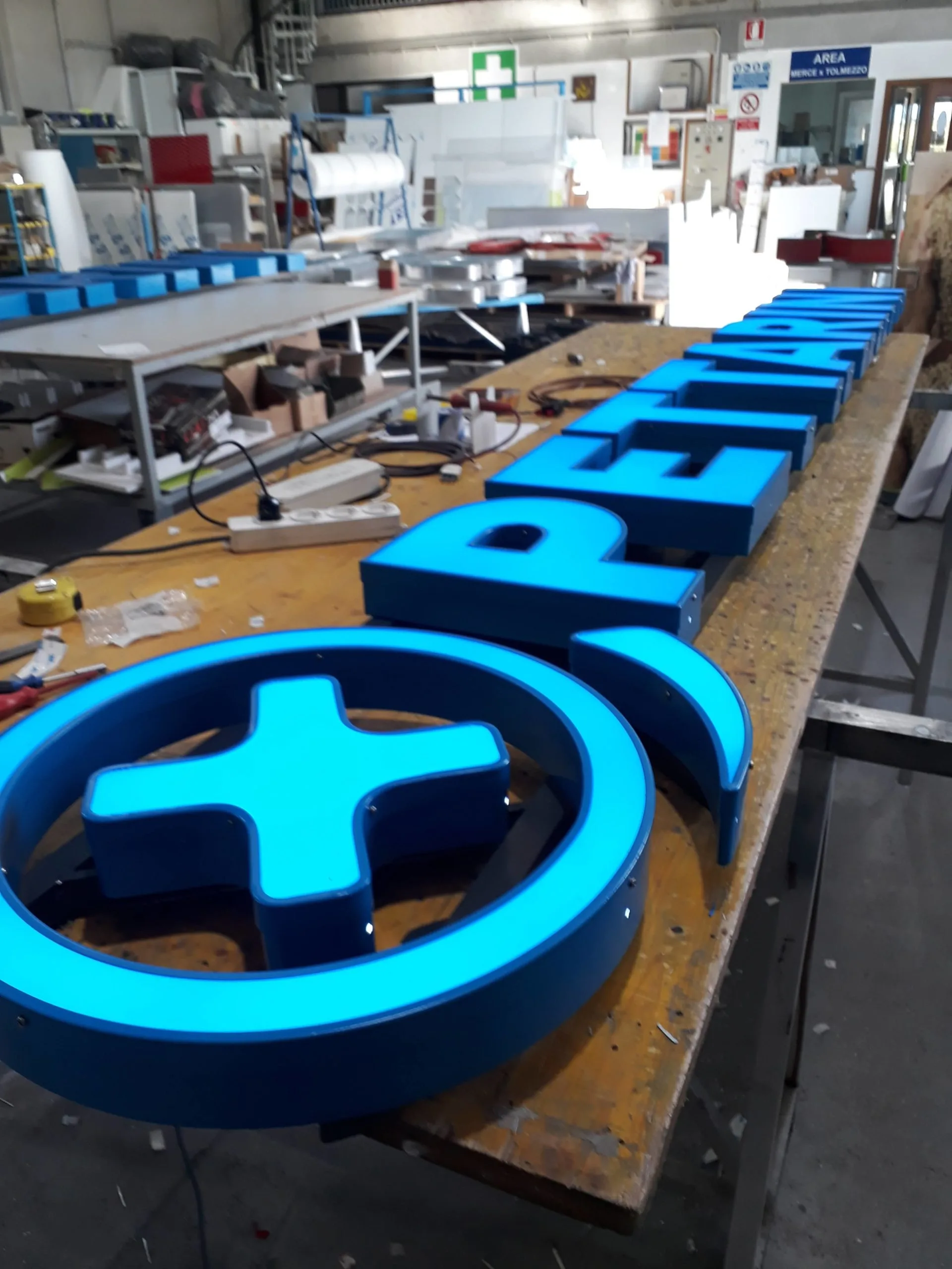 insegna luminosa lettere singole bluu